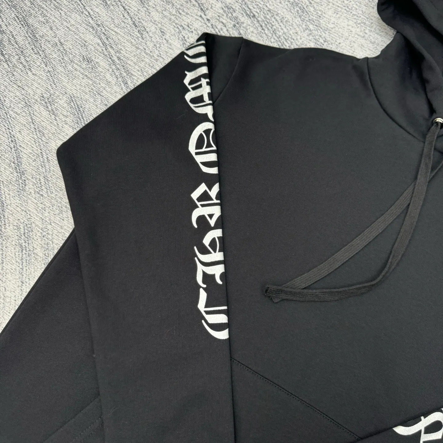 P400 Chrome Herat 25 1988 limited Sanskrit printed hooded sweatshirt Size: S/M/L The fabric is made of fleece 420g cotton. The printing uses a variety of printing processes. Thermosetting ink printing.